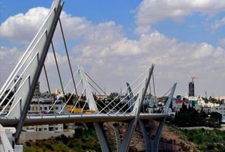 محاولة انتحار فتاة من جسر عبدون في عمان بالأردن