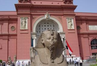 وأخيرا.. تمثال رمسيس الثانى يستقر فى حديقة المتحف المصرى الكبير