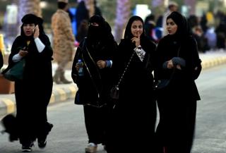 سعوديات يلبسن العباءة بالمقلوب كطريقة للاعتراض