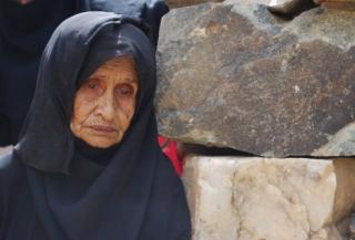 امرأة سعودية مسنة تسكن في جراج في جدة
