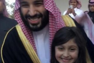 ولي العهد السعودي يأخذ سلفي مع طفلة