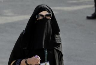 فتاة سعودية تهدد بالترحيل من المملكة